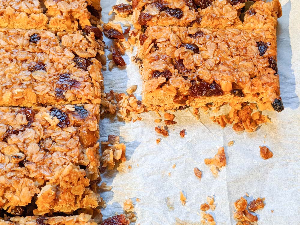 Easy lemon raisin flapjacks with store cupboard ingredients ⋆ SHE EATS